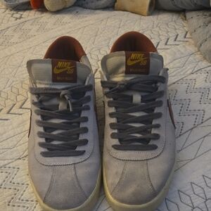 Nike SB Men's Gray and Red Sneakers